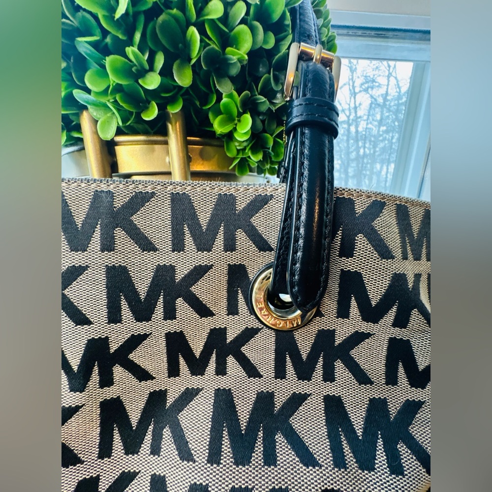Michael Kors Signature Black and Tan Tote - Picture 5 of 10
